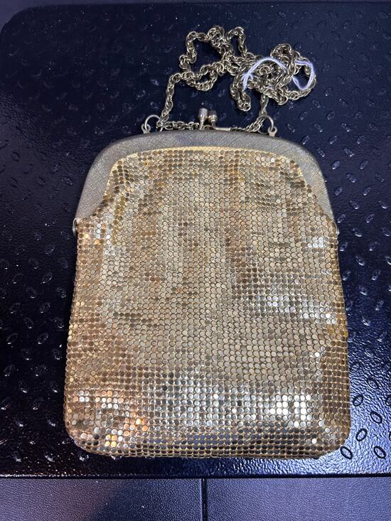 Unknown Handbags - gold mesh evening bag features a structured frame and a delicate chain vintage